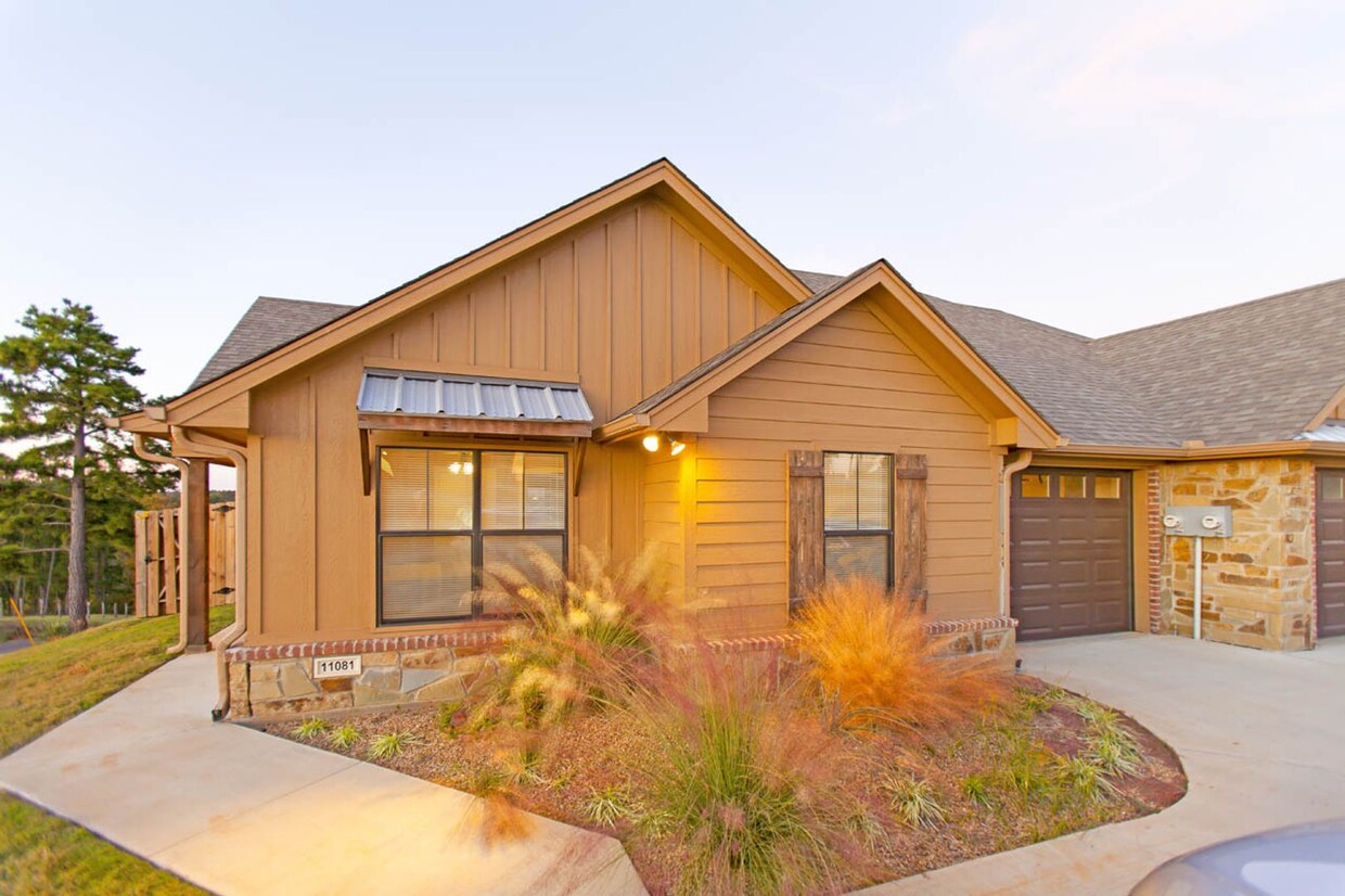 Foto principal - COMING SOON! 3 Bed 2 Bath Duplex in West T...