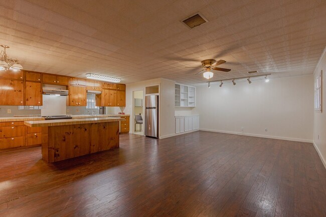Building Photo - 1317 Westbrook Ave