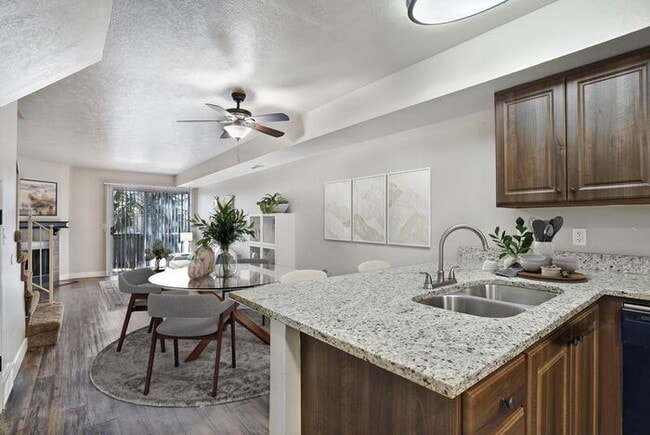 Spacious 2 Bed 1.5 Bath Townhome in Murray ! $500 Amazon Gift Card! - Spacious 2 Bed 1.5 Bath Townhome in Murray ! $500 Amazon Gift Card!