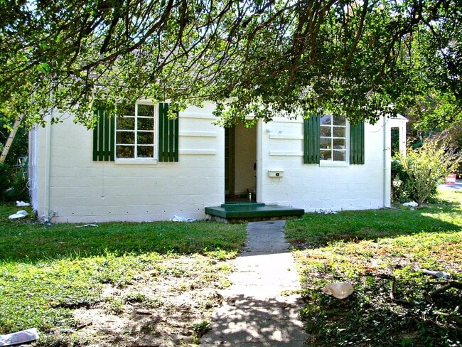 Foto del edificio - --AVAILABLE OCTOBER 30TH-- 2 BR / 1.5 BA W...