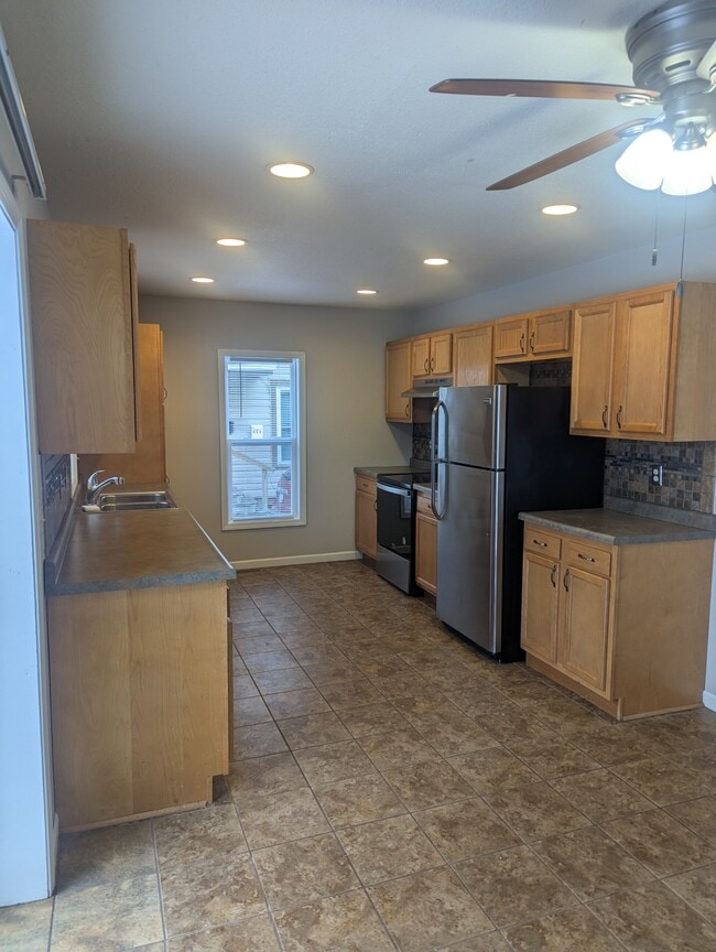 Building Photo - 536 Metomen St