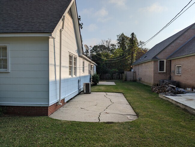 Building Photo - 635 Avenue B
