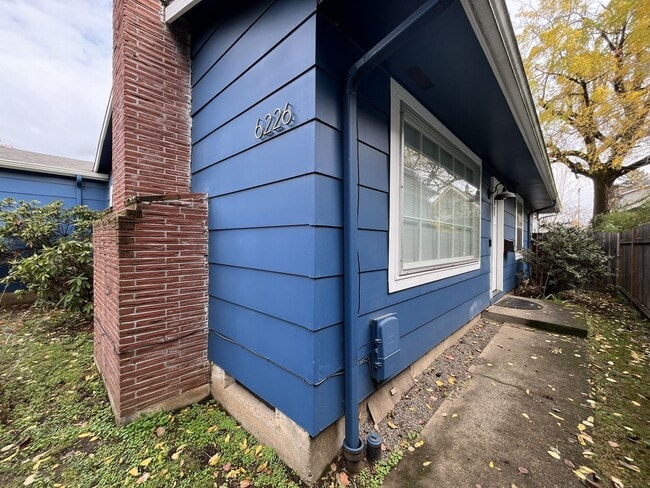 Building Photo - Charming 3-Bedroom Home with Hardwood Floo...