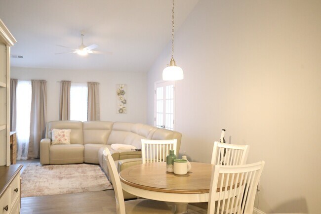 Foto del edificio - 1701 Tuxedo Junction Rd