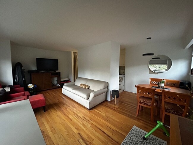 Building Photo - 357 W 4th St