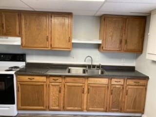 Great kitchen with plenty of cabinets and counter space - 18 Park Dr