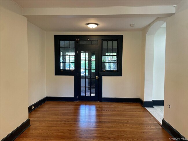 Foto del edificio - 12 Pine Hill Rd