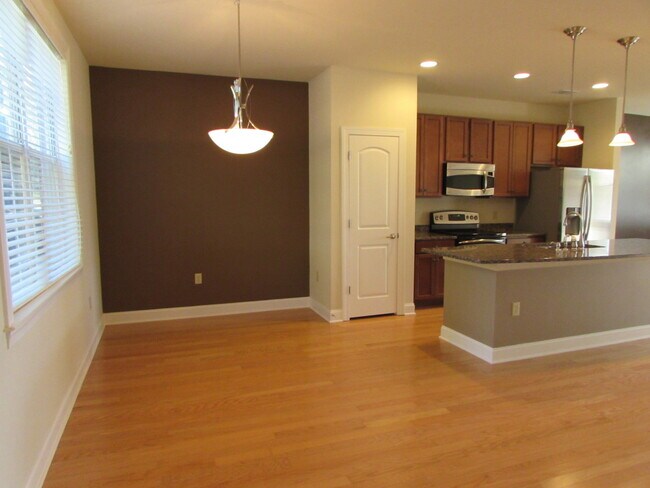 Building Photo - Luxury 2 Bed/ 2 Bath Townhome in Legacy Vi...