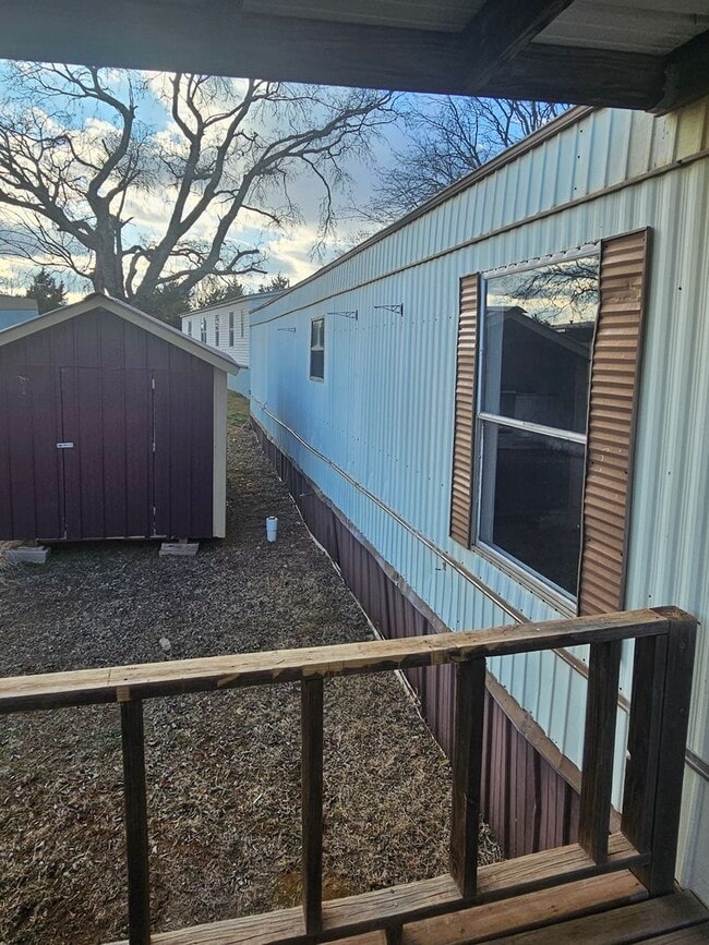 Building Photo - 3 bed 2 bath mobile home Secrion 8 accepted