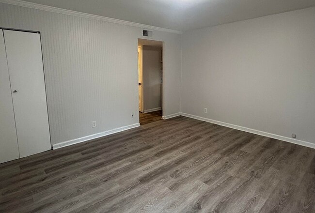 Building Photo - Fabulous 3 bedroom Ranch