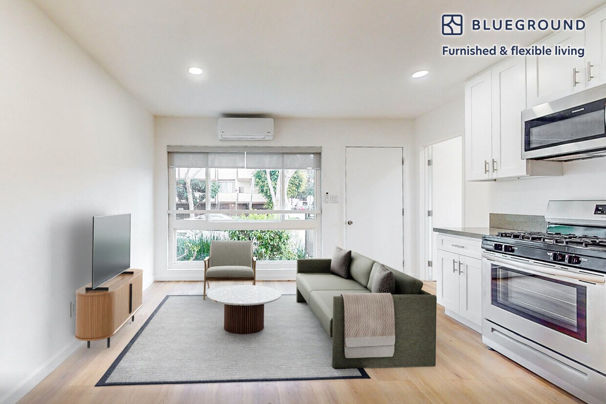 Foto principal - 7949 Romaine St