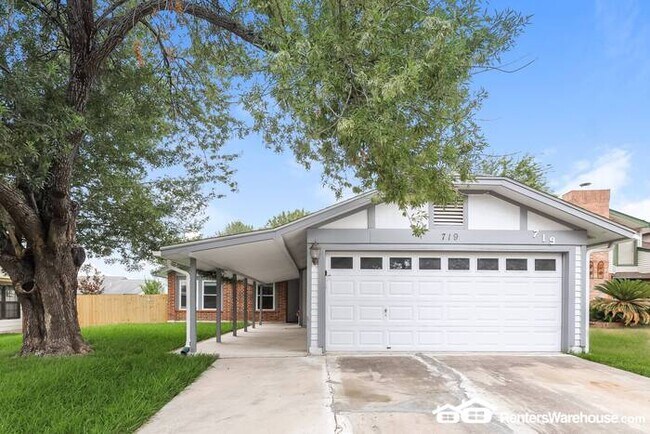 Building Photo - LOCATION!  Come see this beautifully updat...