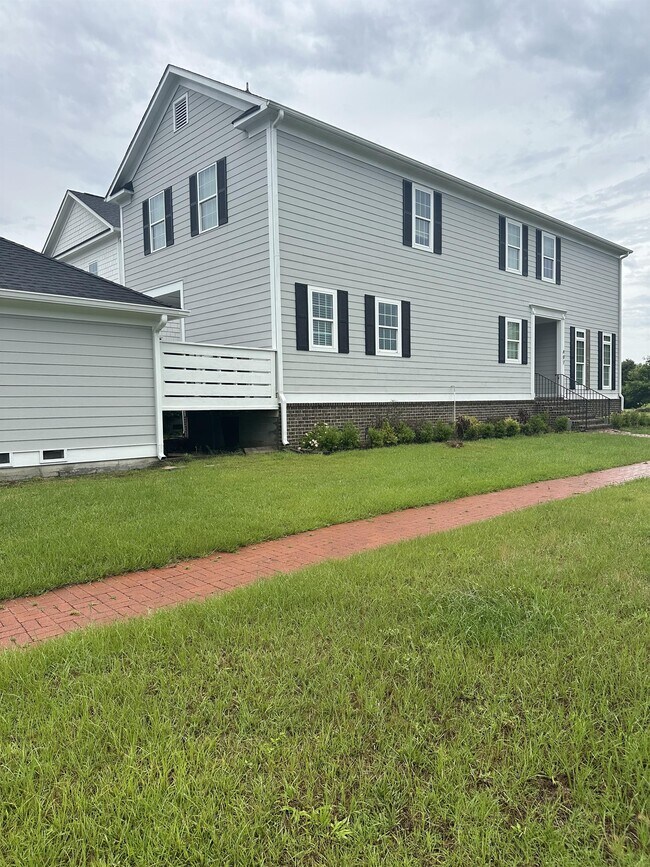 Building Photo - 407 Reserve Way
