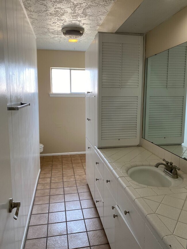 Building Photo - Large family home close to Bonham Middle School and Shopping