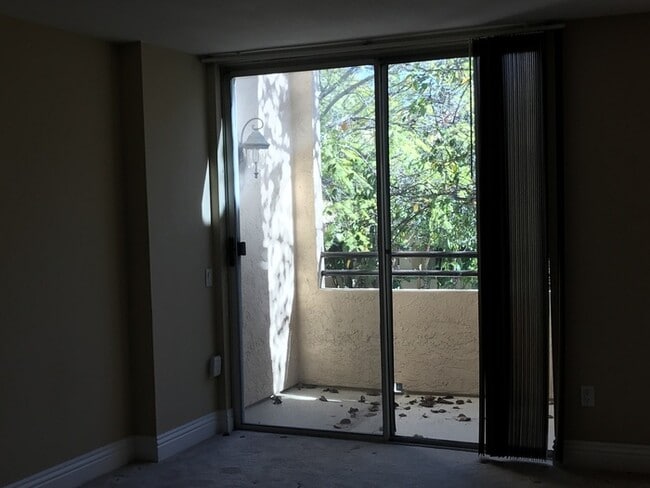 Building Photo - Spacious 1 bedroom Condo in UTC Area