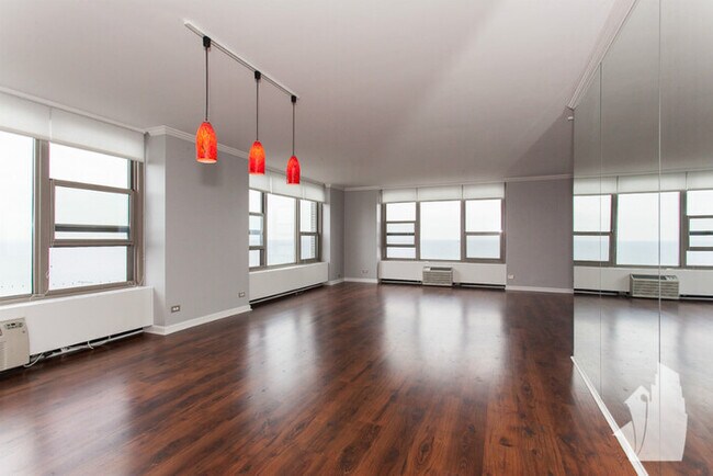 Building Photo - Beautiful 2 Bedroom Condo in Gold Coast!