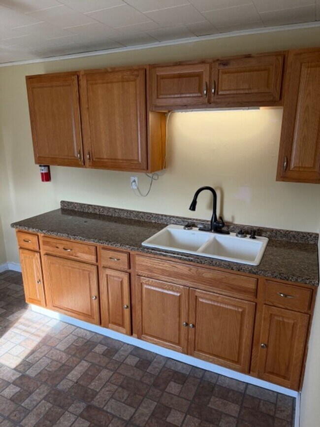 Foto del edificio - 2 Bedrooms & 1 Bathroom in Barberton (West Side)