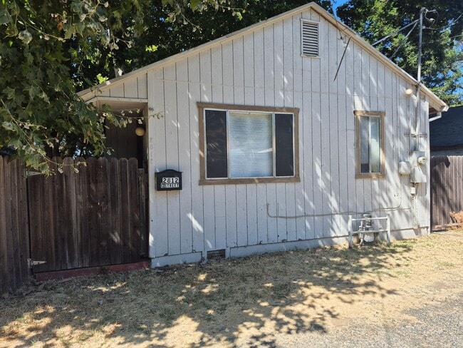 Two Bedroom Downtown Cottage - Two Bedroom Downtown Cottage House