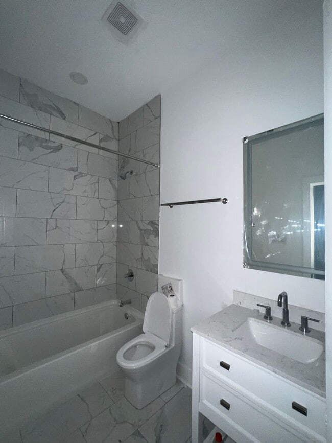 Building Photo - 5 BR House 1/2 block from Maple St - POOL!