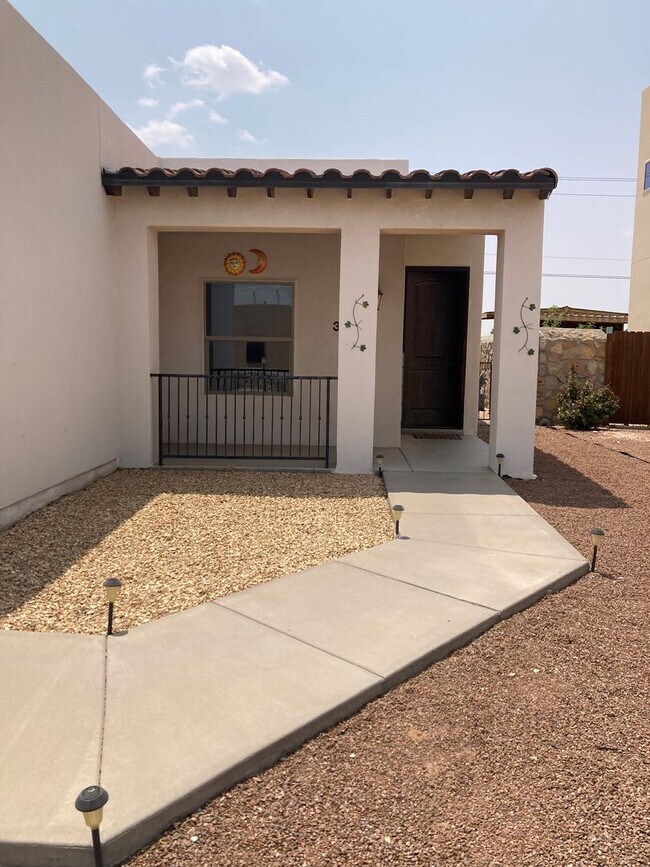 Foto del edificio - HOME FOR RENT IN THE FAR EASTSIDE