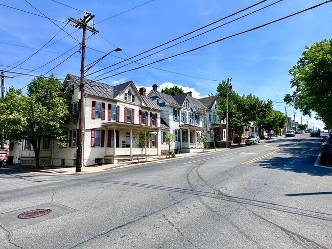 Building Photo - 302 S Cameron St