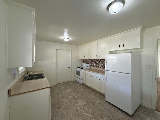 Foto del edificio - T.R. Lawing Realty Property