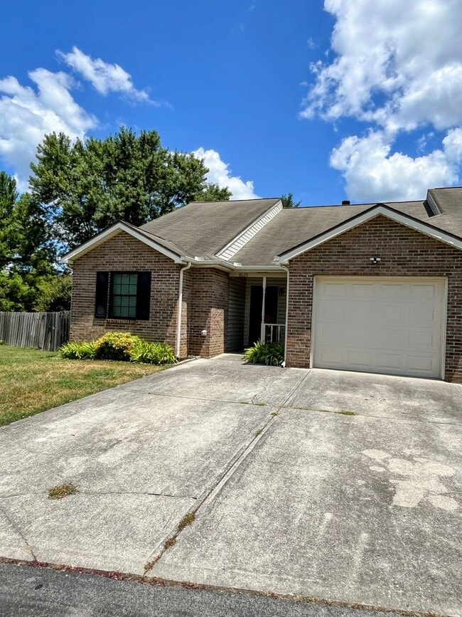 Building Photo - Knoxville 37931 - 2 bedroom, 2 bath home w...