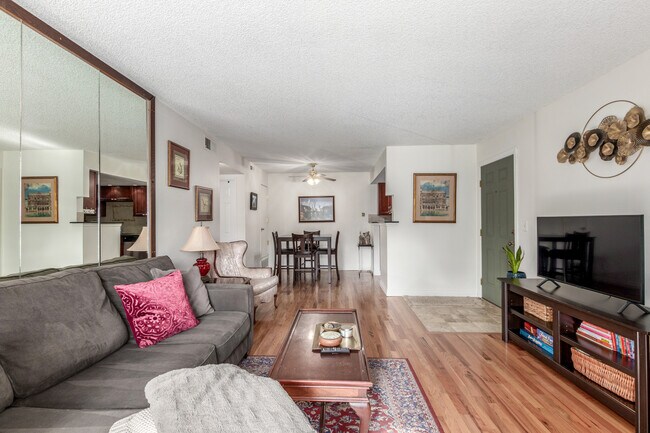 Foto del edificio - 8335 S Fairmount Dr