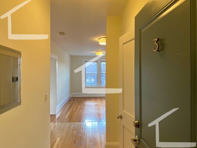 Building Photo - Pets friendly, Heat, Hot Water Included, L...