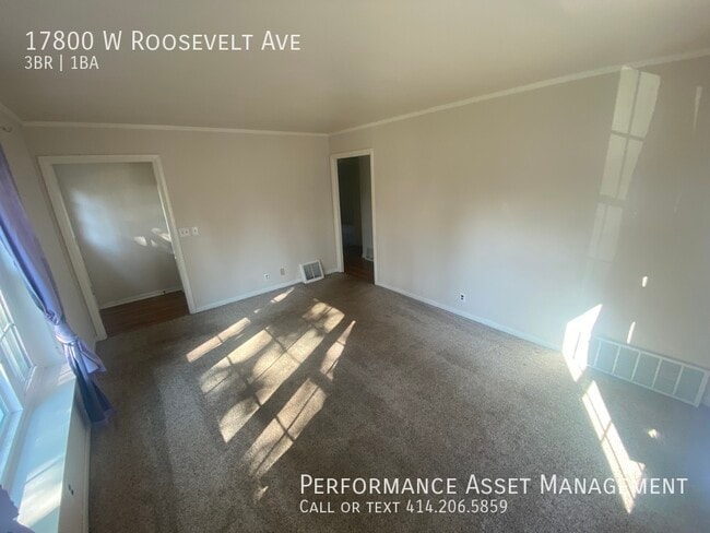 Building Photo - BEAUTIFUL SINGLE FAMILY IN NEW BERLIN