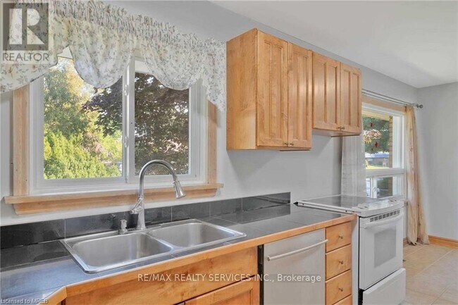 Photo du bâtiment - 675 Inverness Ave