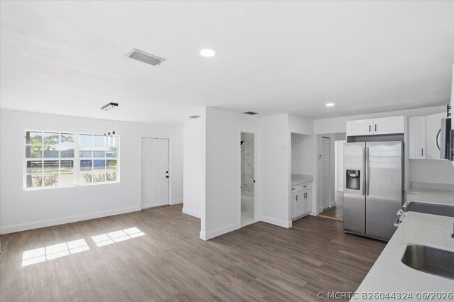 Building Photo - 270 SW 10th Ave