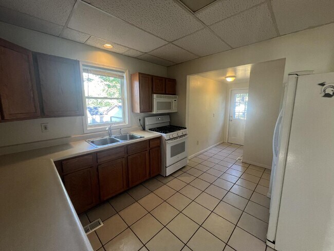 Building Photo - NE 3 bed/2 bath