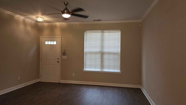 Building Photo - 2222 Valley Haven Dr