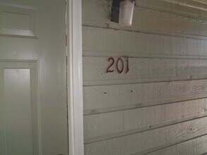 Building Photo - 12043 W Cross Dr
