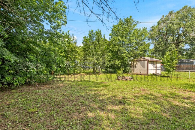 Building Photo - 4421 S Oak Ave