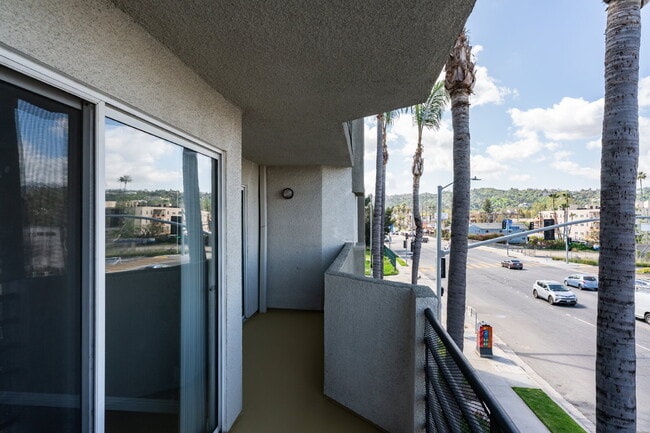 Foto del edificio - Smartly Designed 2-Bedroom Apartment in Prime Studio City Location