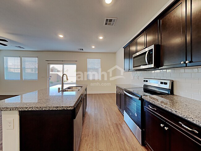 Foto del edificio - 9875 S Eastern Ave