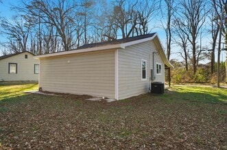 Building Photo - 930 Bond Ave