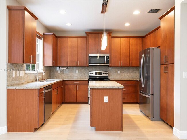 Foto del edificio - 2028 SW 16th Terrace