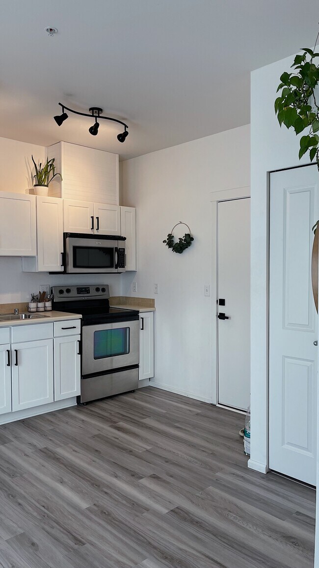 Photo - 2840 SW Raymond St Apartment