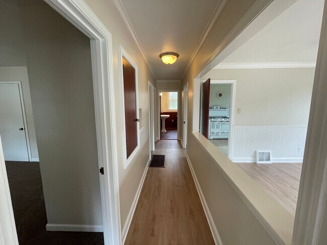 Building Photo - A gorgeous 3 bedroom and 1 bathroom home in Pacifica!