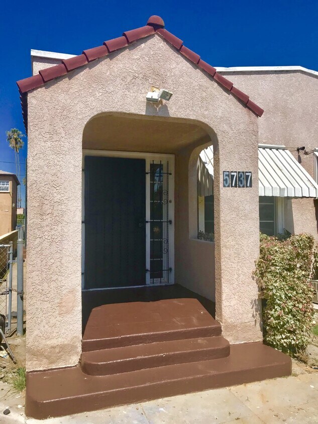 Front entrance - 5737 Ruthelen St