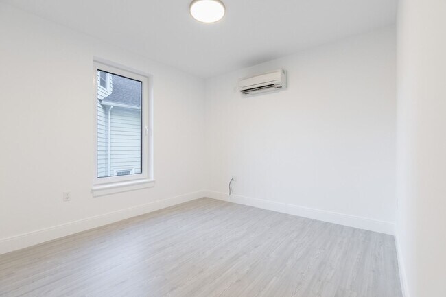 Building Photo - New renovated unit!