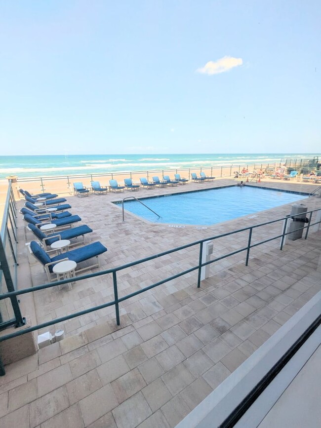 Foto del edificio - Ocean Front Fully Furnished