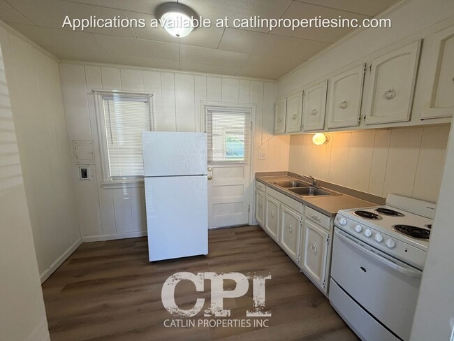 Building Photo - Move In Special - $99 First Months Rent. -  806 1/2 Ayers Street, Kelso, WA 98626