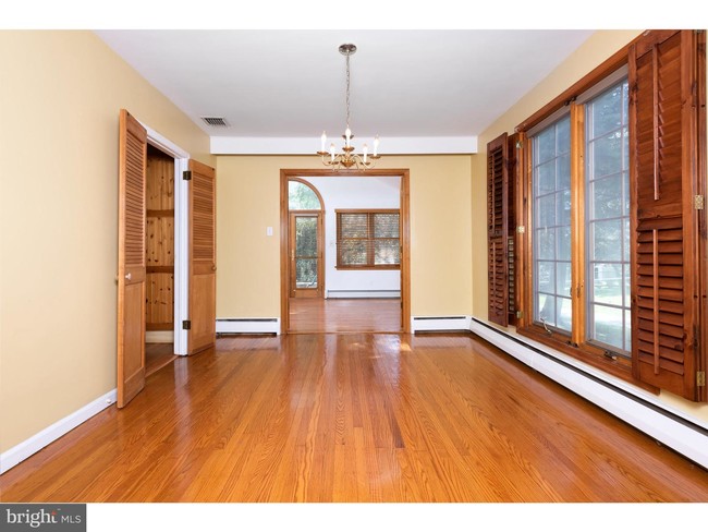 Building Photo - 544 Kromer Ave