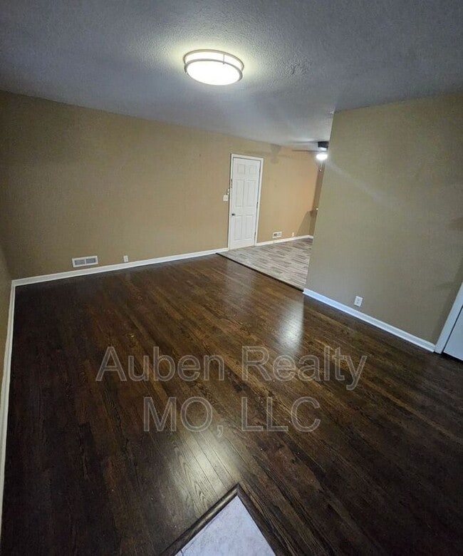 Building Photo - 7400 E 109th St