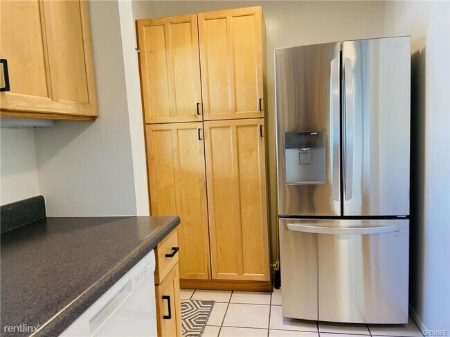 Building Photo - 2 br, 1 bath Triplex - 14307 Burbank Blvd