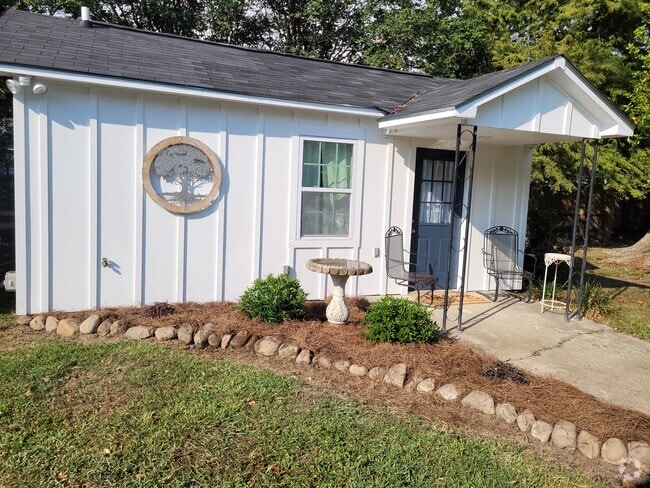Building Photo - 10265 Hillyard Ave